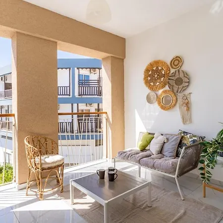 Sunstone - Cozy W Terrace In * ラルナカ