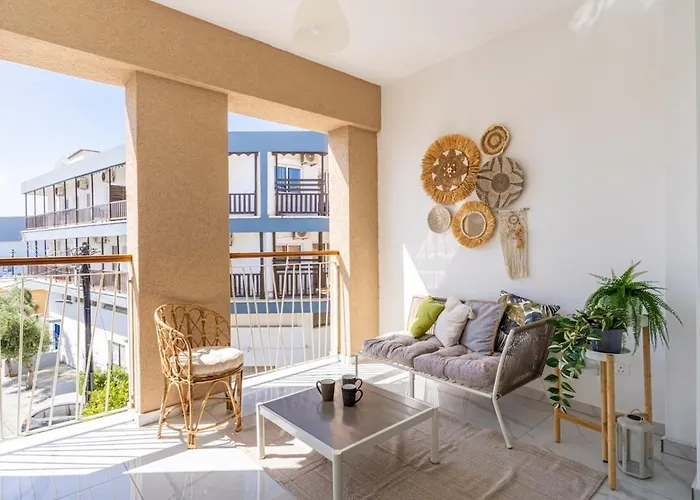 Sunstone - Cozy W Terrace In * ラルナカ